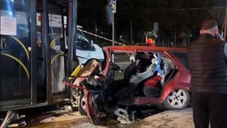 İETT otobüsüyle otomobil kafa kafaya çarpıştı! 2 kişi hayatını kaybetti