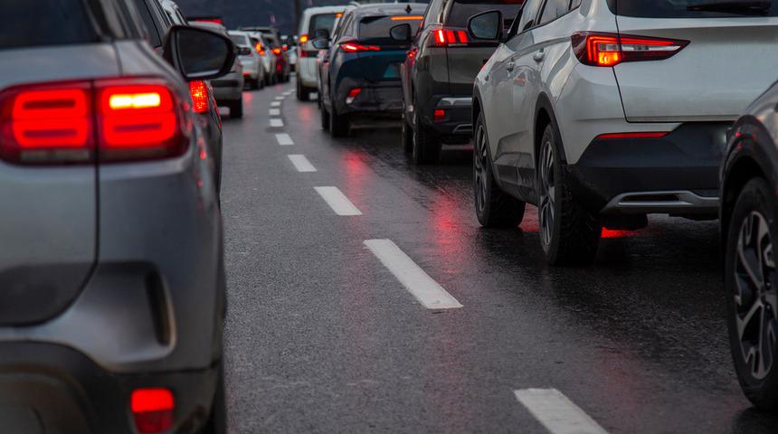 İşler kötü gidince 'siyaset' vurgusu yaptı! Otomobil devinden 4,4 milyar Euroluk destek, binlerce kişiyi işten çıkaracak ama...