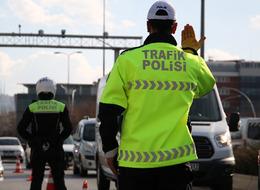 2025 zamları ile geldi! En ufak hatadan en büyüğüne kadar... Trafik cezalarının bedeli kalem kalem değişti! Çakarlı araç kullanmaktan yüksek ses müziğe kadar...