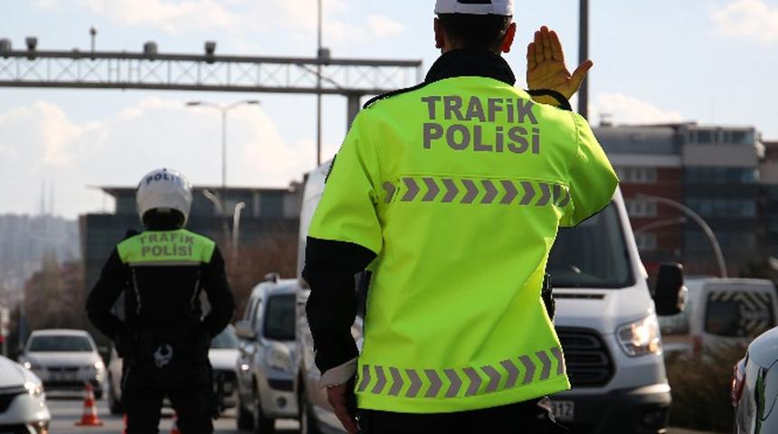 2025 zamları ile geldi! En ufak hatadan en büyüğüne kadar... Trafik cezalarının bedeli kalem kalem değişti! Çakarlı araç kullanmaktan yüksek ses müziğe kadar...