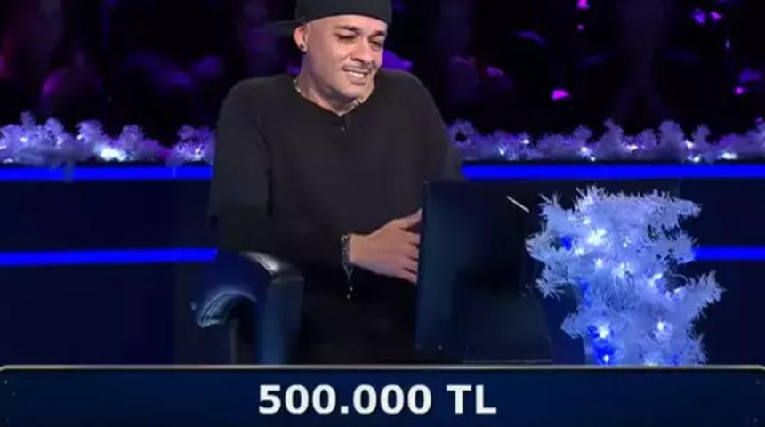 Milyonluk soruya kadar geldi! Rap camiasının sevilen ismi Ceza'dan takdir toplayan davranış...