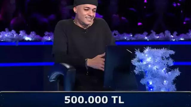 Milyonluk soruya kadar geldi! Rap camiasının sevilen ismi Ceza'dan takdir toplayan davranış...