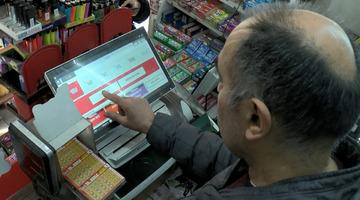 3 &ccedil;eyrek biletten biri onun elinden ge&ccedil;ti... Bayi sahibi a&ccedil;ıkladı: "B&ouml;yle bir şey yaşayacağımı hissediyordum"