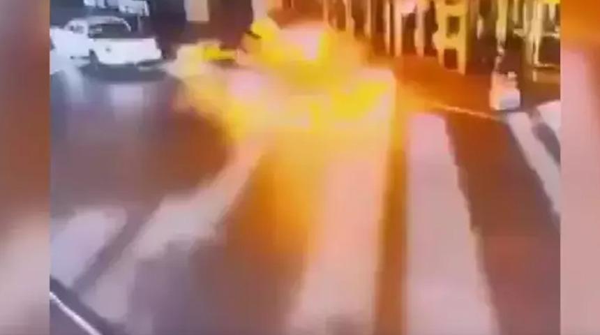 Trump'ın otelinin önünde patlama yaşandı! Bir araç alev aldı