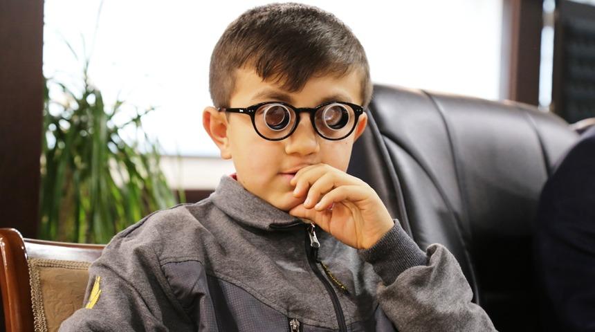 G&ouml;rme&nbsp;engelli kardeşlere teleskobik g&ouml;zl&uuml;k