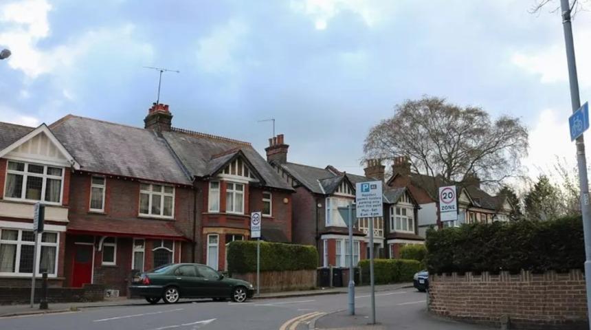 30 yıl önce satın aldığı eve gelince gözlerine inanamadı! Evinin yerinde yerler esiyordu: "Dekorasyona başlamış"