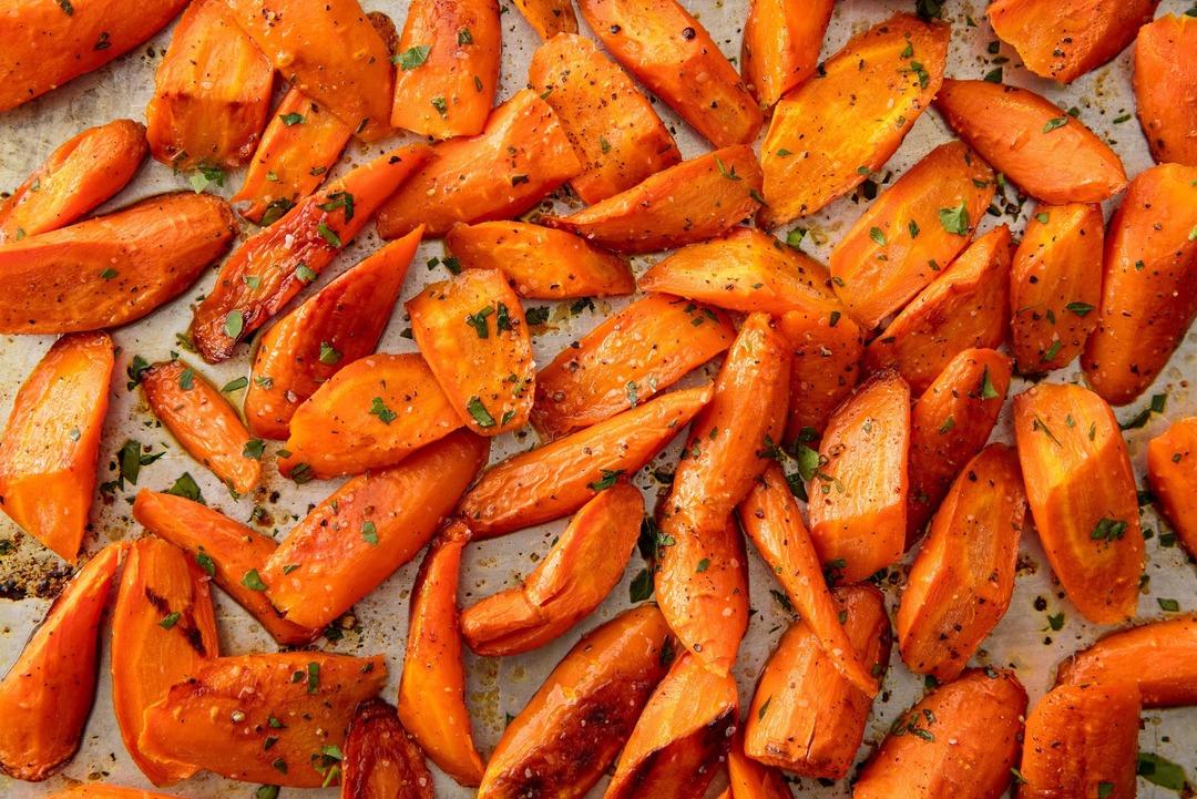 1519653814-delish-roasted-carrots-1