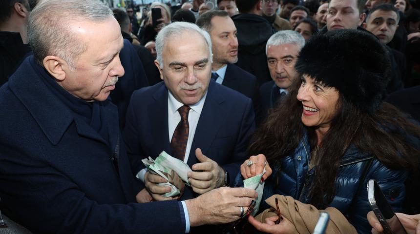 Cumhurbaşkanı Erdoğan, Sultanahmet'te vatandaşların kandilini kutladı