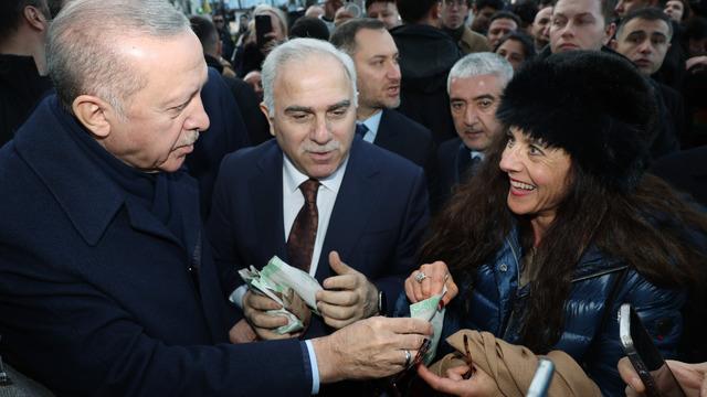 Cumhurbaşkanı Erdoğan, Sultanahmet'te vatandaşların kandilini kutladı