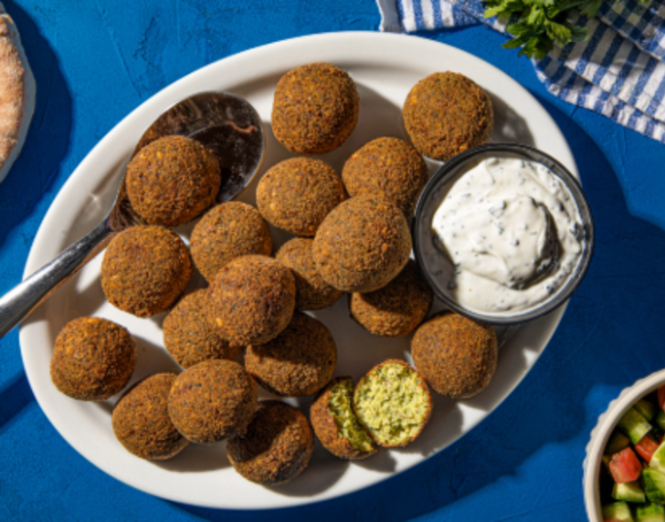 Nohut ve baharatlarla yapılan kızarmış top şeklindeki Falafel, Mısır'ın geleneksel yemeklerinden biridir. Bu ifade doğru mu? 