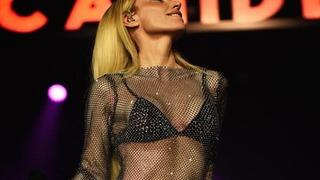 Gülşen yine bildiğimiz gibi! Cesur elbisesi sosyal medyayı salladı! Bakan bir daha baktı 