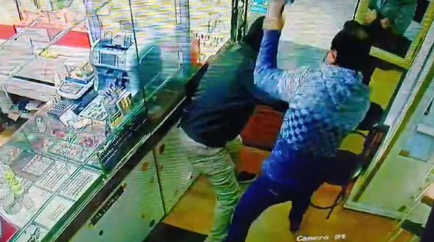 Trajikomik soygun girişimi...Oyuncak silahla soymaya kalktığı kuyumcudan böyle dayak yedi