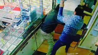 Trajikomik soygun girişimi...Oyuncak silahla soymaya kalktığı kuyumcudan böyle dayak yedi