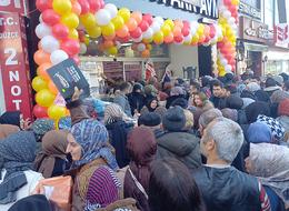 'Ne alırsan 100 TL' kampanyası mağaza önünü miting alanına çevirdi! Duyan koştu geldi içeriye giren çıkamadı...