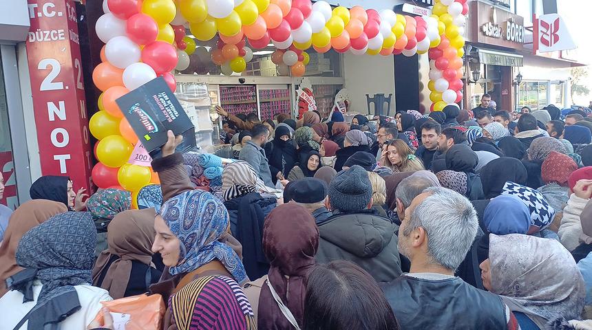 'Ne alırsan 100 TL' kampanyası mağaza önünü miting alanına çevirdi! Duyan koştu geldi içeriye giren çıkamadı...