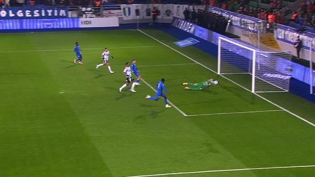 Rize'de inanılmaz anlar! Mert Günok duvar ördü... Görenler gözlerine inanamadı! Boş kaleyi auta gönderdi...