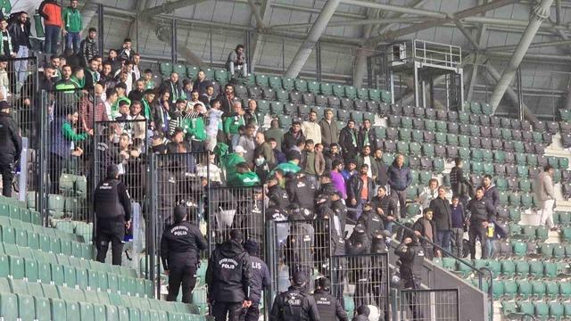 Kocaelispor - Iğdır FK maçında tribünler karıştı! Bariyerler kırıldı, polis yaralandı... Taraftarlar birbirine saldırdı!