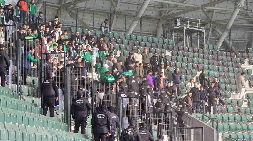Kocaelispor - Iğdır FK maçında tribünler karıştı! Bariyerler kırıldı, polis yaralandı... Taraftarlar birbirine saldırdı!