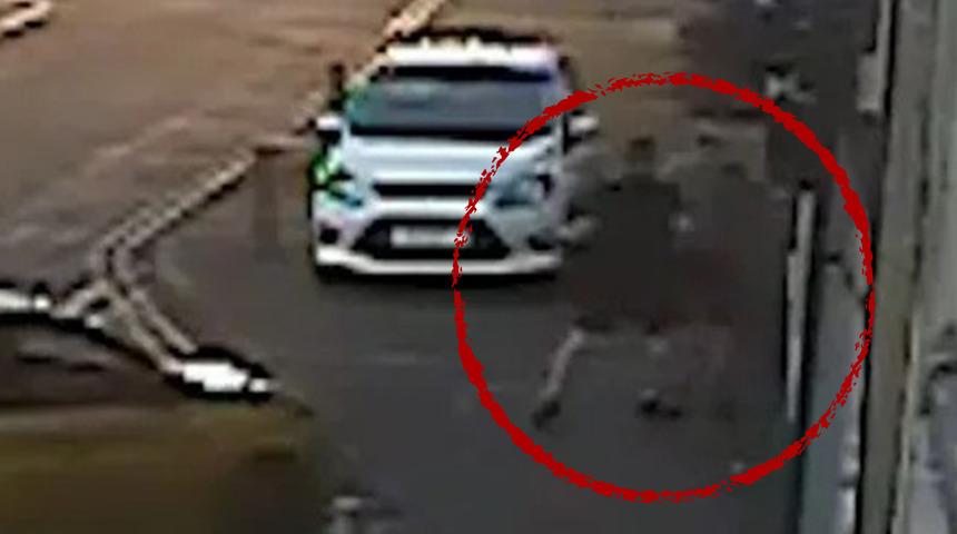 Karaoke barda korkun&ccedil; anlar! Eşinin şarkı s&ouml;ylemesiyle dalga ge&ccedil;tiğini d&uuml;ş&uuml;nd&uuml;... Tek yumrukla yere sererek &ouml;ld&uuml;rd&uuml;