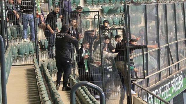 Maç değil, savaş alanı! Kocaelispor maçında çıkan olaylar sonrası polis yaralandı, 7 kişi gözaltına alındı