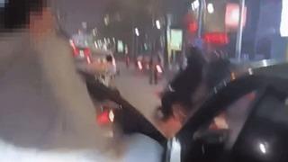 Trafikteki tartışma bir anda kabusa döndü! Kadın sürücünün aracının kapısını açıp tekme attı: Saniye saniye kamerada