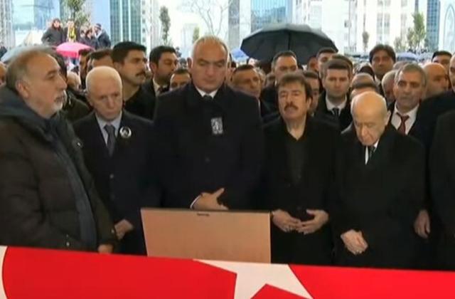 Binlerce kişi Ferdi Tayfur'u yalnız bırakmadı! Tabutu araca güçlükle ulaştırıldı, son yolculuğuna böyle uğurlandı