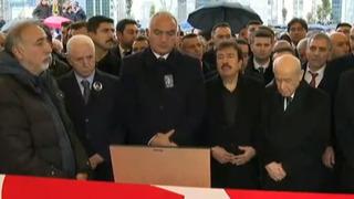 Binlerce kişi Ferdi Tayfur'u yalnız bırakmadı! Tabutu araca güçlükle ulaştırıldı, son yolculuğuna böyle uğurlandı