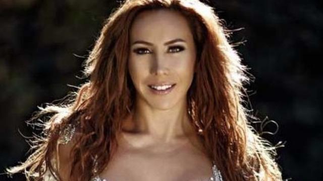 Asena sahnede oryantal şov yaptı şarkı söyledi performansı dile düştü! 'İç çamaşırı göstermek moda oldu'