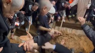 Devlet Bahçeli'den Ferdi Tayfur'a son veda! Cenaze töreninde mezara toprak attı