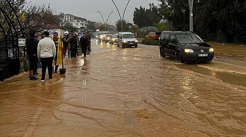 Datça'da sağanak; dere taştı, ev ve iş yerlerini su bastı!