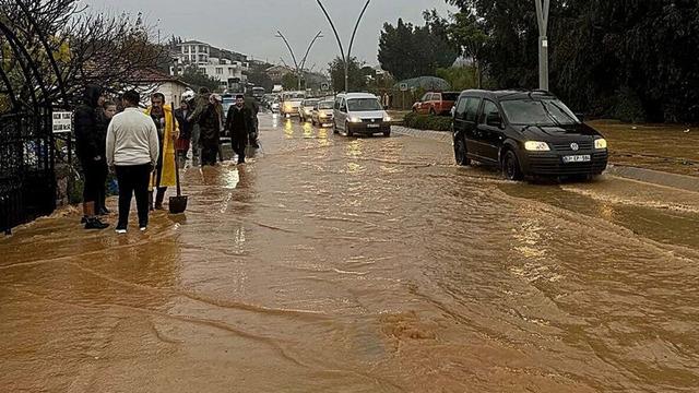 Datça'da sağanak; dere taştı, ev ve iş yerlerini su bastı!