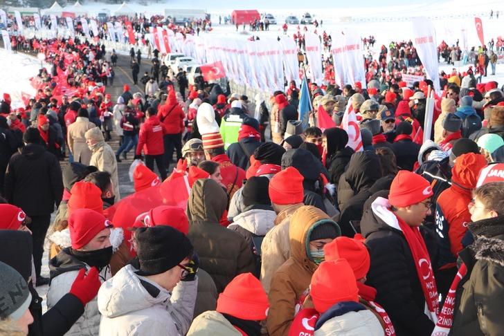 Binlerce kişi güpegündüz dondurucu soğukta bir araya geldi! Kars'ta Sarıkamış şehitleri için 5,5 kilometre yol yüründü G4