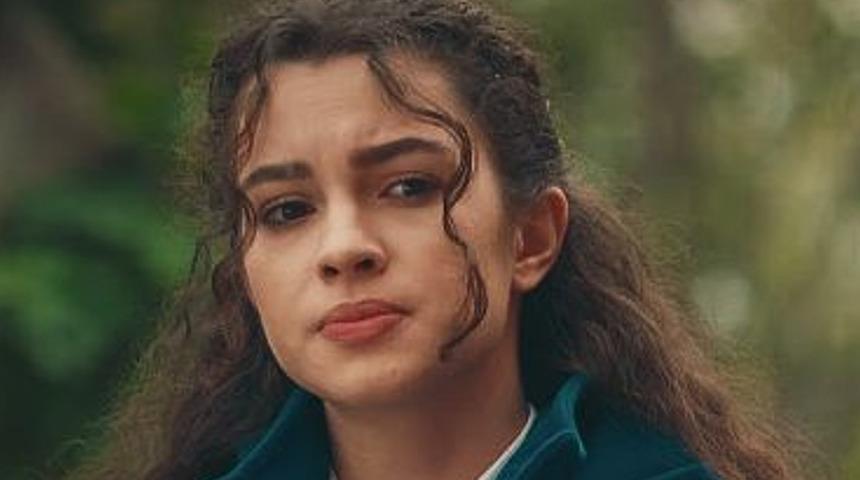 19 yaşındaki Su Burcu Yazgı Coşkun pozlarıyla olay oldu! Süper minisiyle boy gösterdi