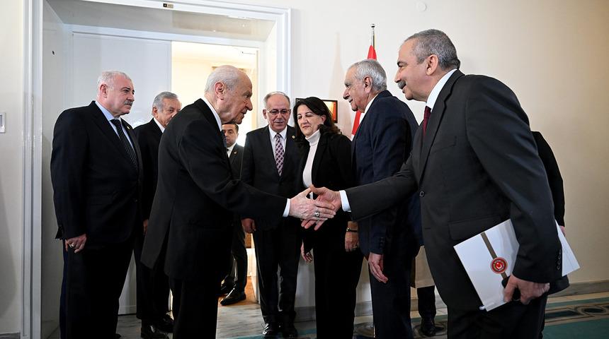 Bah&ccedil;eli eliyle &ldquo;Sakın&rdquo; deyip konuyu hemen kapatmış! DEM Parti g&ouml;r&uuml;şmesinde ilgin&ccedil; iddia: &ldquo;Bir daha adını bile telaffuz edememişler&rdquo; 