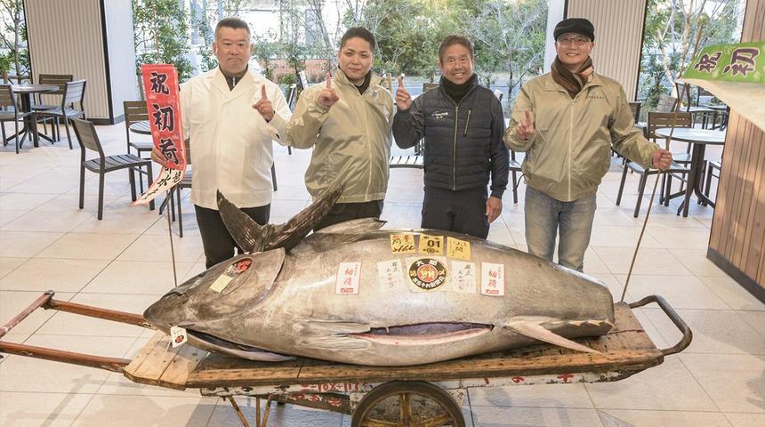 Kilosu da fiyatı da şok ediyor! O kadar büyük ki el arabasında taşınıyor... Japonya'da yapılan balık haline damga vurdu