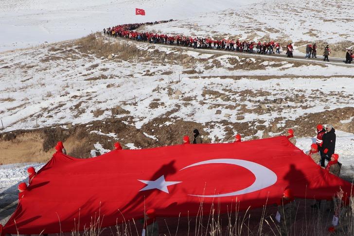 Binlerce kişi güpegündüz dondurucu soğukta bir araya geldi! Kars'ta Sarıkamış şehitleri için 5,5 kilometre yol yüründü G1