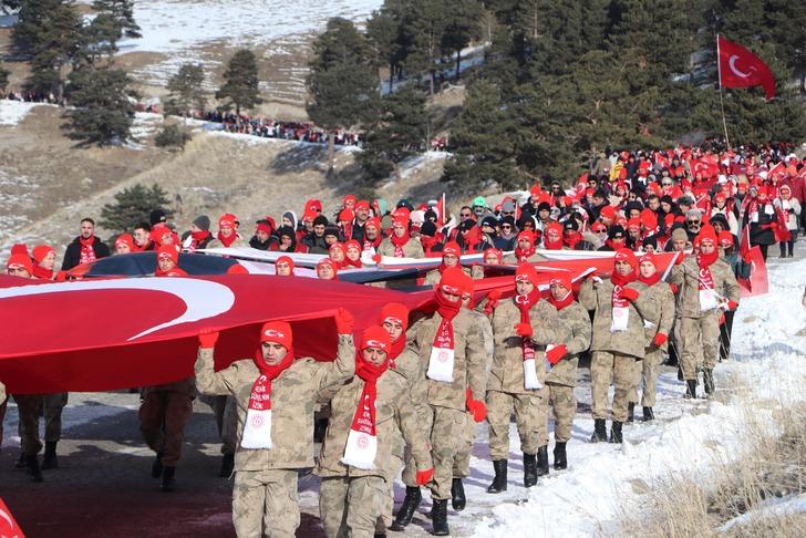 Binlerce kişi güpegündüz dondurucu soğukta bir araya geldi! Kars'ta Sarıkamış şehitleri için 5,5 kilometre yol yüründü G3