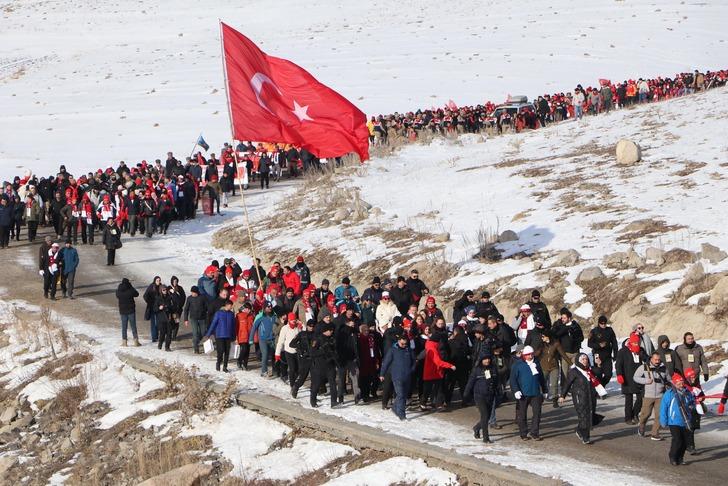 Binlerce kişi güpegündüz dondurucu soğukta bir araya geldi! Kars'ta Sarıkamış şehitleri için 5,5 kilometre yol yüründü G2