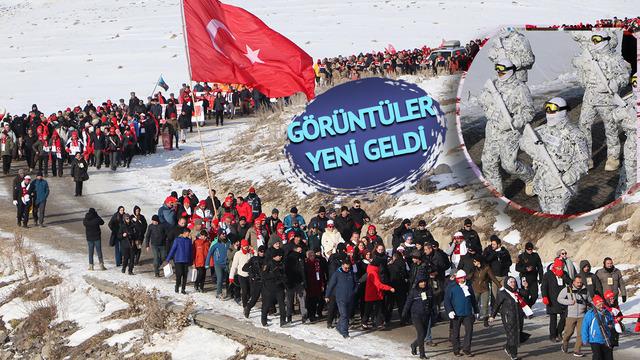 Binlerce kişi güpegündüz dondurucu soğukta bir araya geldi