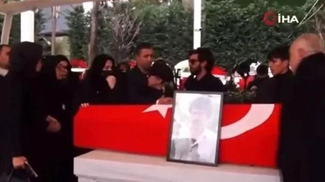 Tabutun başında küfürler havada uçuşmuştu... Ferdi Tayfur'un yeğeninden Nejla Nazır'a da sert sözler: Sen Ferdi Baba yaşarken...