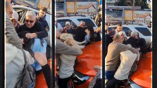 Saç saça baş başa kavga! Trafikte başlayan tartışma bir kadının diğerini ezmeye çalışmasıyla devam etti...