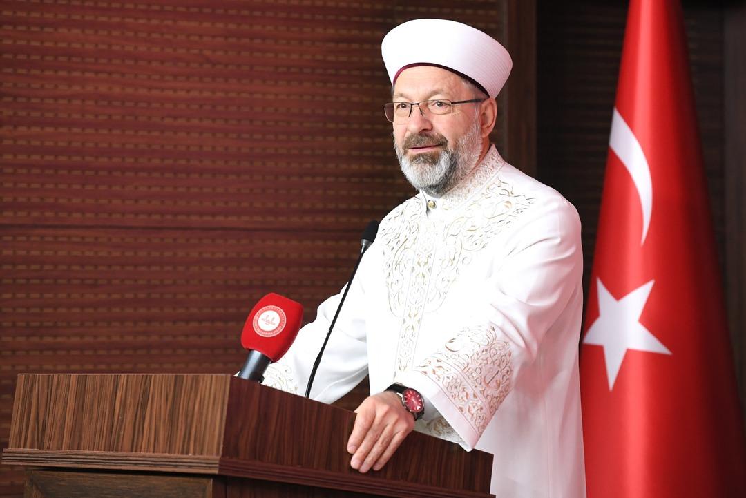 AA-20241231-36625783-36625777-DIYANET_ISLERI_BASKANI_ERBAS_AVRUPA_ULKELERINDEN_TURKIYEYE_GELEN_GENCLERLE_BULUSTU