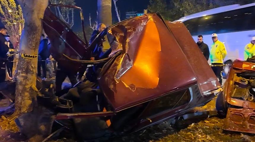 Adana'da ağaca çarpan otomobildeki 2 kişi öldü, 1 kişi yaralandı