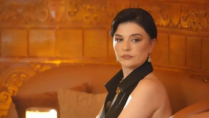 Leyla'nın Nur'u Gonca Vuslateri  evine metroyla döndü! Yere oturup gizlice fotoğrafını çekenlere seslendi!  G1