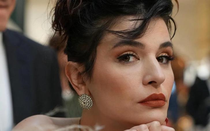 Leyla'nın Nur'u Gonca Vuslateri  evine metroyla döndü! Yere oturup gizlice fotoğrafını çekenlere seslendi!  G2