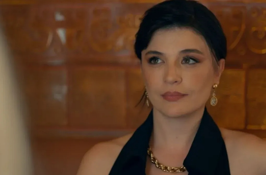 Leyla'nın Nur'u Gonca Vuslateri  evine metroyla d&ouml;nd&uuml;! Yere oturup gizlice fotoğrafını &ccedil;ekenlere seslendi! 