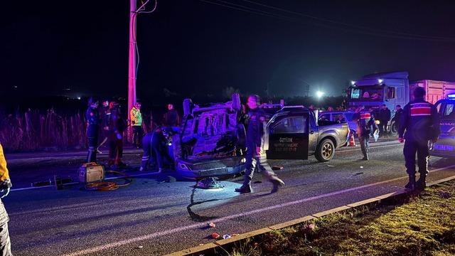 Feci kaza! Kamyonet ile otomobil çarpıştı: 2 ölü, 2 yaralı