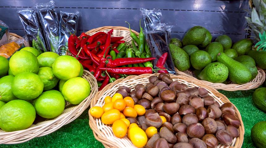 Dikkat! Pazarda skandal oyun: Parlak gözüksün diye üzerine saç spreyi sıkıp satıyorlar! 