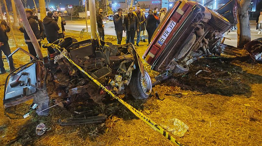 Ölümlü kazada kahreden görüntü! Araba kağıt gibi ikiye ayrıldı