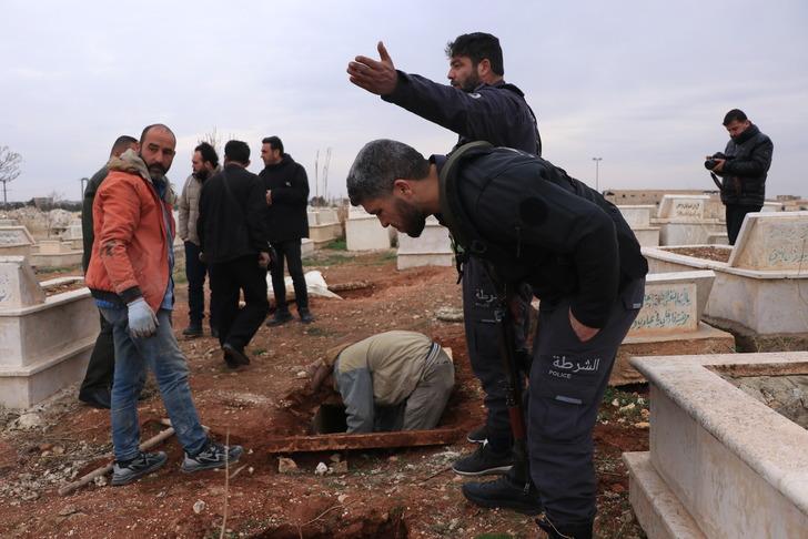 Suriye'den tüyler ürperten görüntüler! Bir toplu mezar daha... G1
